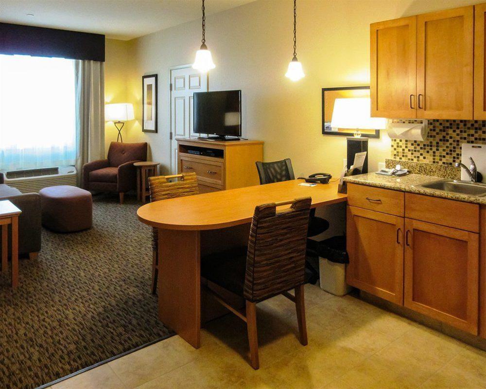 เมนสเตย์ สวีท อีเวนท์ เซ็นเตอร์ Hotel Watford City ภายนอก รูปภาพ